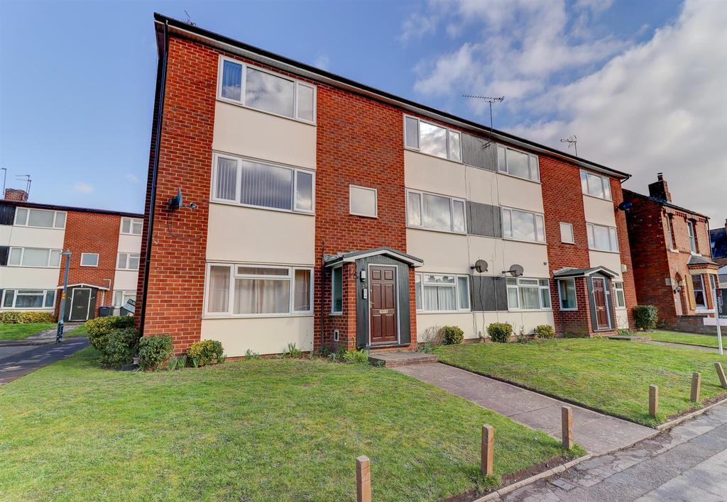 Fairlawn Close, Leamington Spa 2 bed duplex £1,050 pcm (£242 pw)