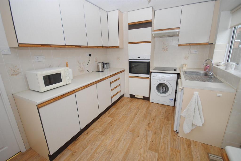 176sandgatedrivekitchen2.JPG