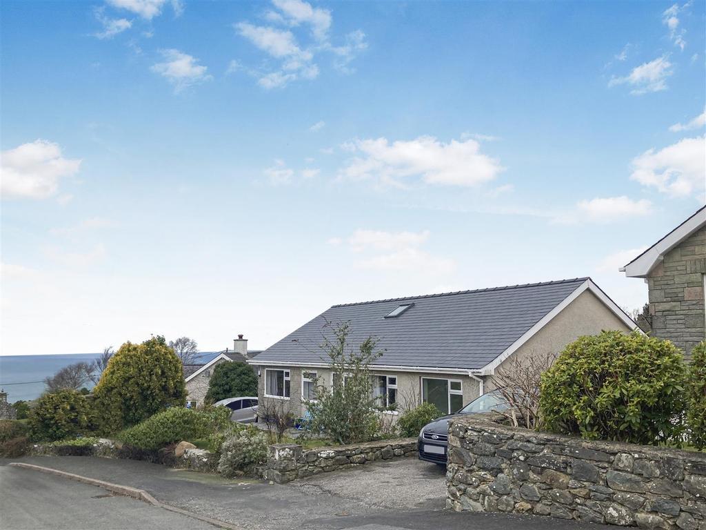 Pant Yr Onnen Estate, Llanfair, Harlech 4 bed detached bungalow £310,000