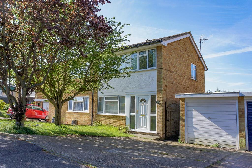 Cottesford Close, Hadleigh, Ipswich... 3 bed semidetached house £275,000