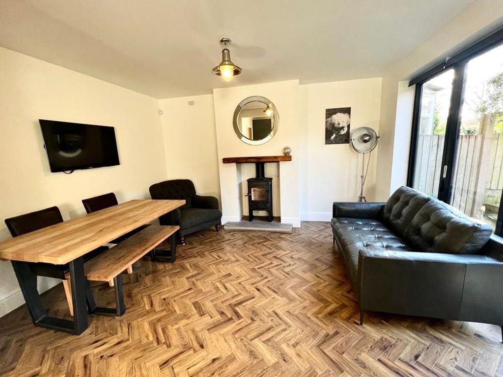 Dales Brow, Swinton, M27 3 bed semidetached house £385,000