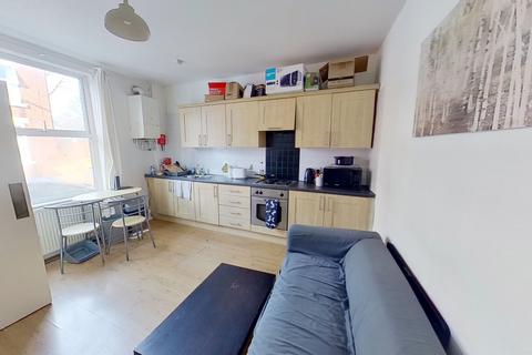 2 bedroom house to rent, Autumn Terrace, Hyde Park, Leeds