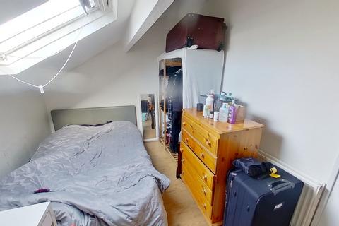 2 bedroom house to rent, Autumn Terrace, Hyde Park, Leeds