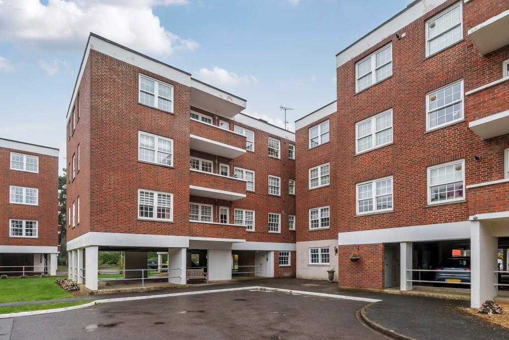 Bulstrode Court, Gerrards Cross, Buckinghamshire, SL9 3 bed apartment