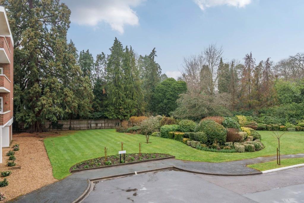 Bulstrode Court, Gerrards Cross, Buckinghamshire, SL9 3 bed apartment for sale £650,000