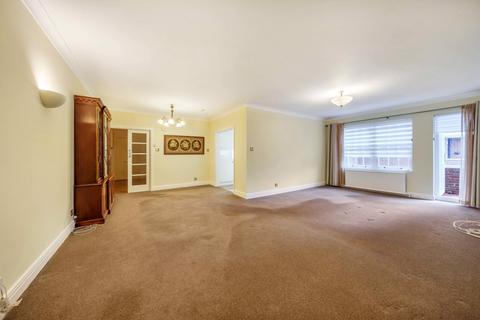 3 bedroom apartment for sale - Bulstrode Court, Gerrards Cross, Buckinghamshire, SL9