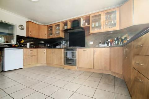 3 bedroom semi-detached house for sale - Mansfield Drive, Hayes, Greater London