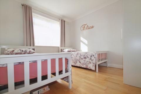 3 bedroom semi-detached house for sale - Mansfield Drive, Hayes, Greater London