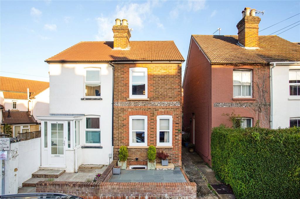 Denzil Road, Guildford, Surrey, GU2 2 bed semidetached house £1,750