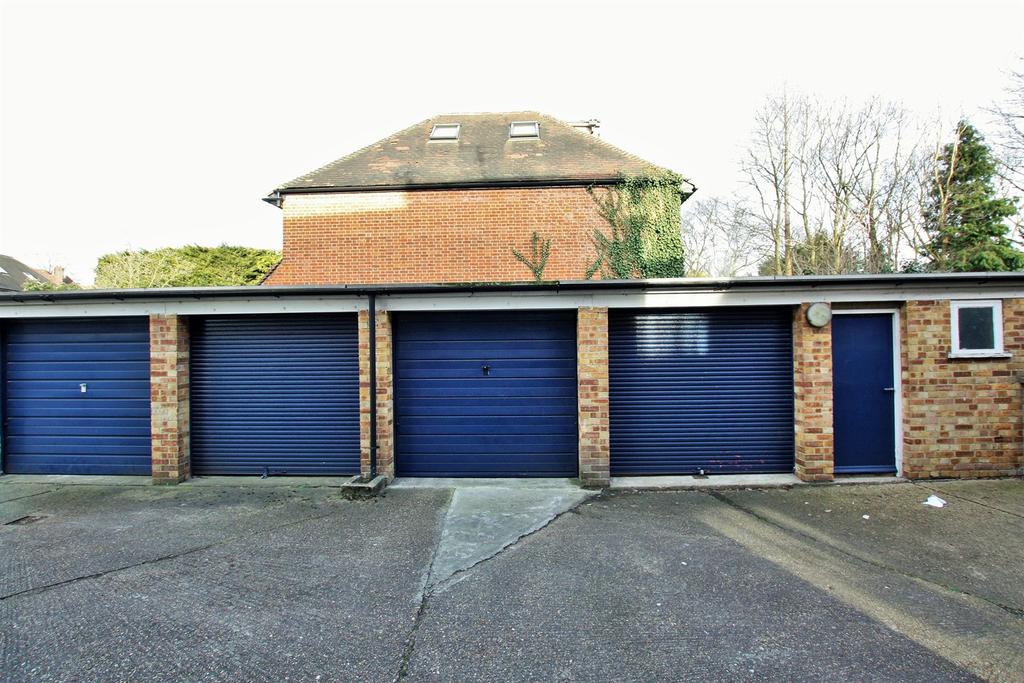 Great North Way, Hendon, NW4 Garage £100 pcm (£23 pw)