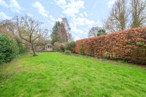 2 bedroom bungalow for sale - The Street, East Clandon, GU4