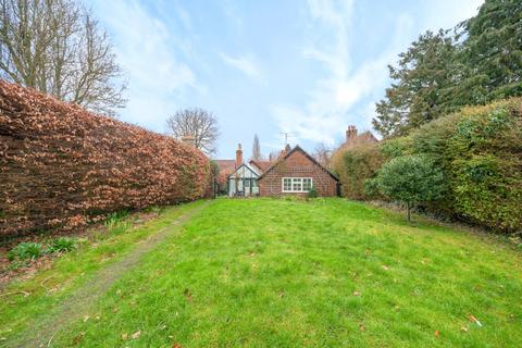 2 bedroom bungalow for sale - The Street, East Clandon, GU4
