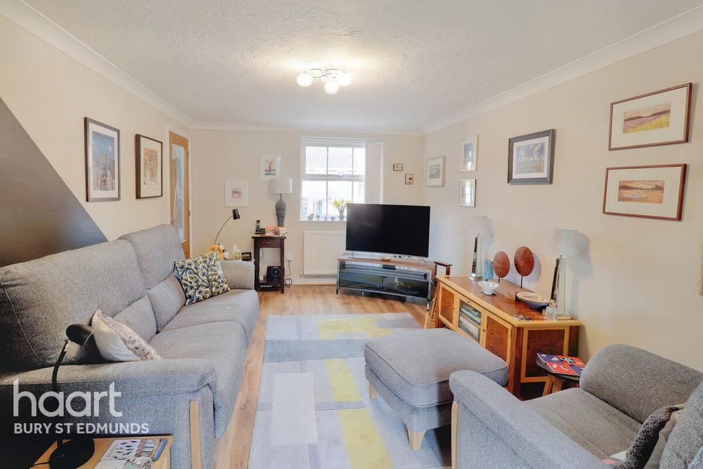 Leabrook Close, Bury St Edmunds 4 bed end of terrace house £375,000
