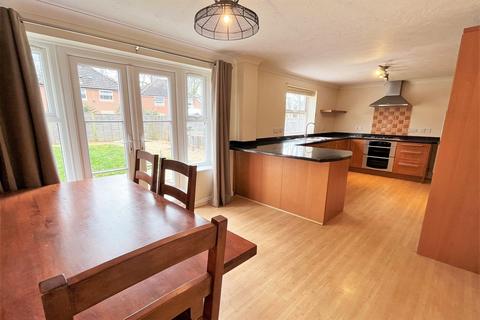 4 bedroom detached house to rent, Colden Common