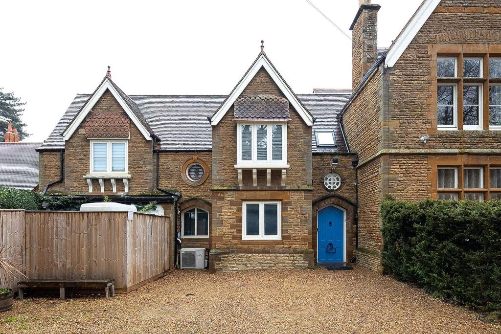 Harlestone Road, Northampton, NN5 4 bed semidetached house £3,250