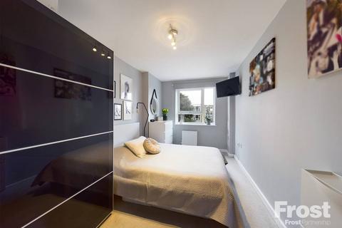 2 bedroom apartment for sale, Elmwood Avenue, Feltham, TW13