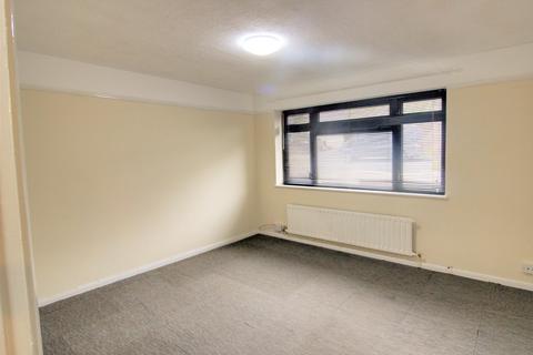 Studio to rent, First Avenue, Clanfield