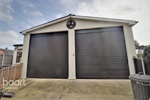 4 Abbots Close, Rainham, RM13 9LA