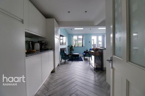 4 Abbots Close, Rainham, RM13 9LA