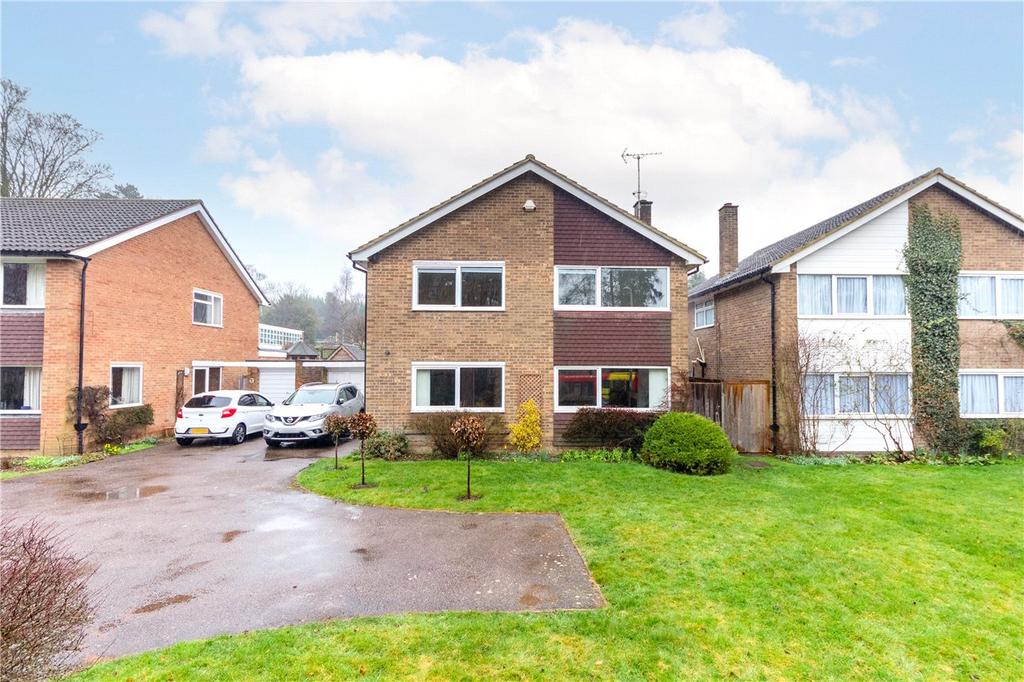 Southdown Road, Harpenden, Hertfordshire 4 bed detached house £2,975