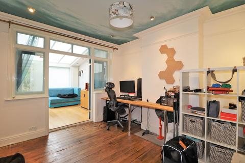 6 Raleigh Drive, Claygate, Esher, KT10 9DE