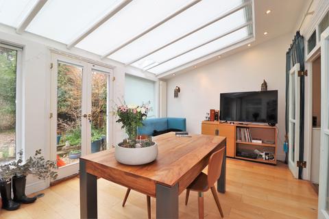 6 Raleigh Drive, Claygate, Esher, KT10 9DE