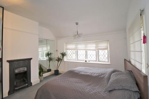 6 Raleigh Drive, Claygate, Esher, KT10 9DE