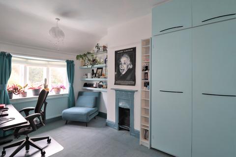 6 Raleigh Drive, Claygate, Esher, KT10 9DE
