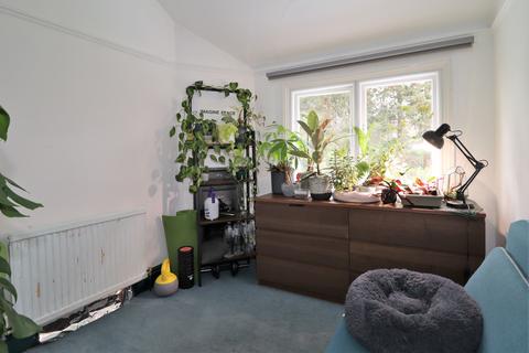 6 Raleigh Drive, Claygate, Esher, KT10 9DE