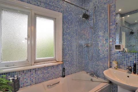 6 Raleigh Drive, Claygate, Esher, KT10 9DE