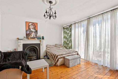 4 bedroom apartment to rent, Eric Street, London, E3