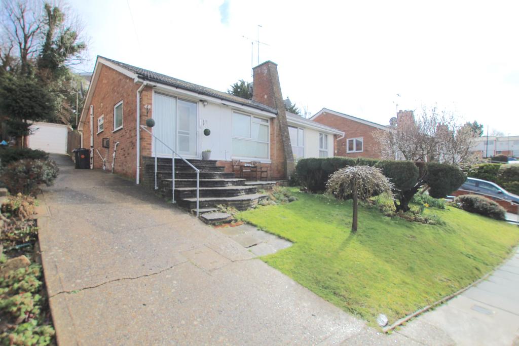 Valley Fields Crescent, Enfield 2 bed bungalow £1,800 pcm (£415 pw)