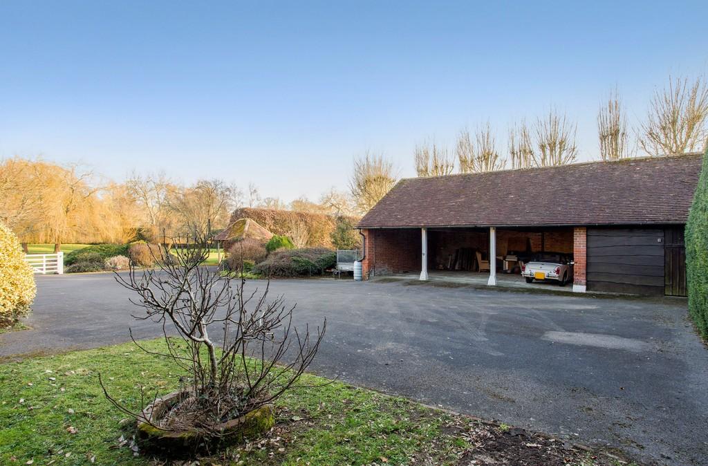 Outbuildings/Car Port