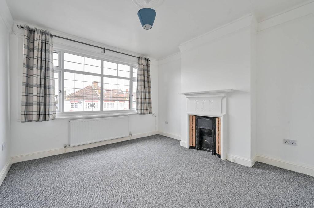 55b Beatrice Avenue, Norbury, London... 2 bed flat £1,895 pcm (£437 pw)