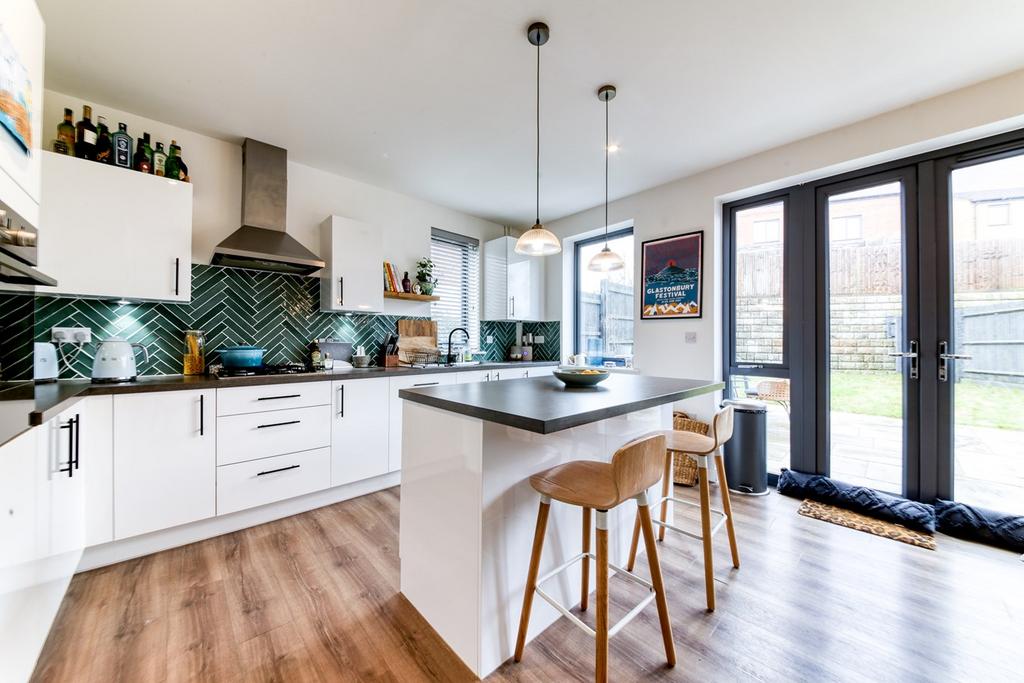 Cane Hill Drive, Coulsdon, Surrey, CR5 4 bed detached house £700,000