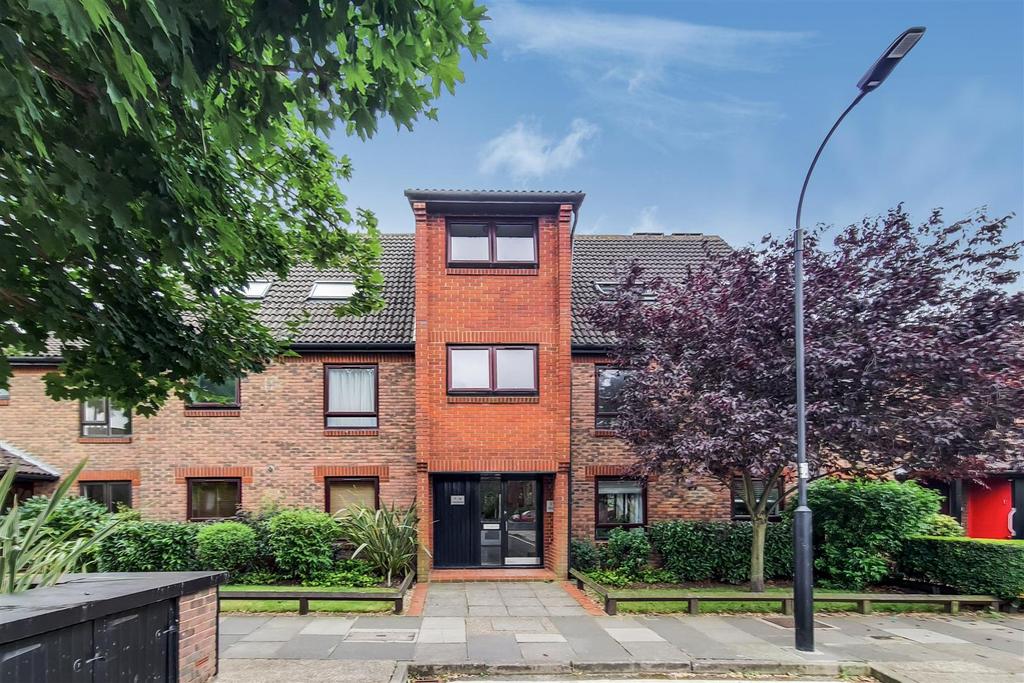 Crammond Close, Hammersmith, London 2 bed flat £2,100 pcm (£485 pw)