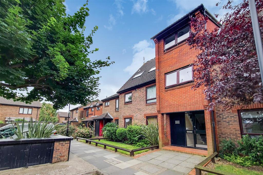 Crammond Close, Hammersmith, London 2 bed flat £2,100 pcm (£485 pw)