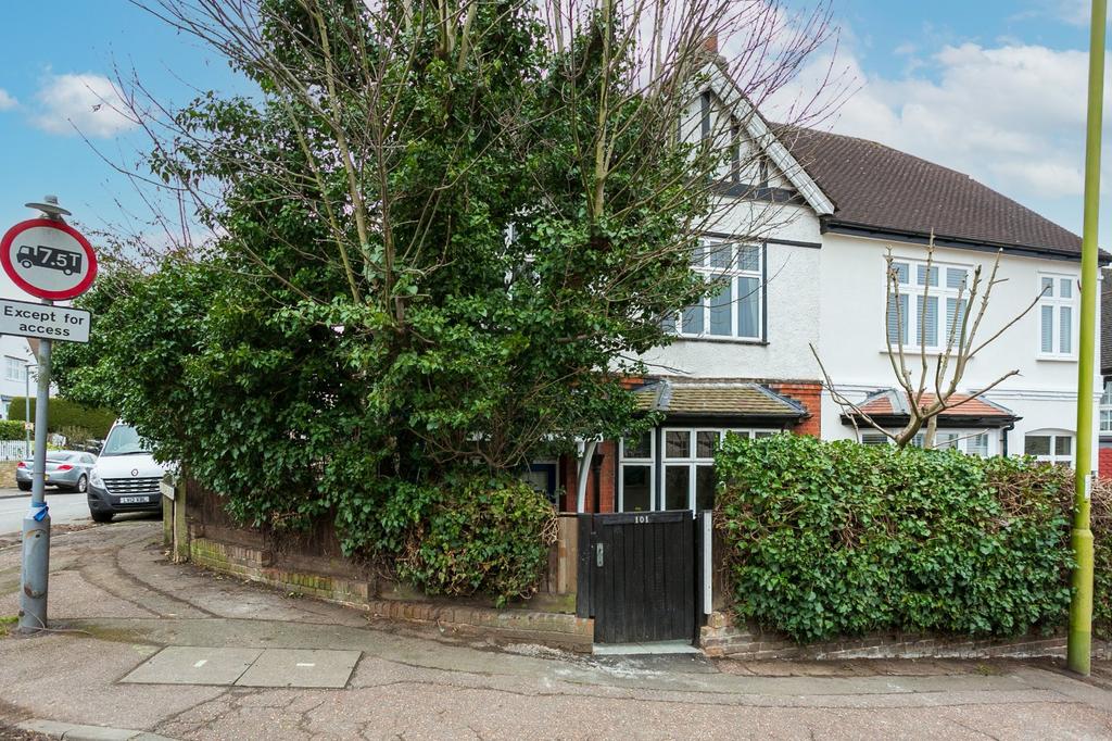 Aldenham Road, Bushey, Hertfordshire... 4 bed semidetached house £