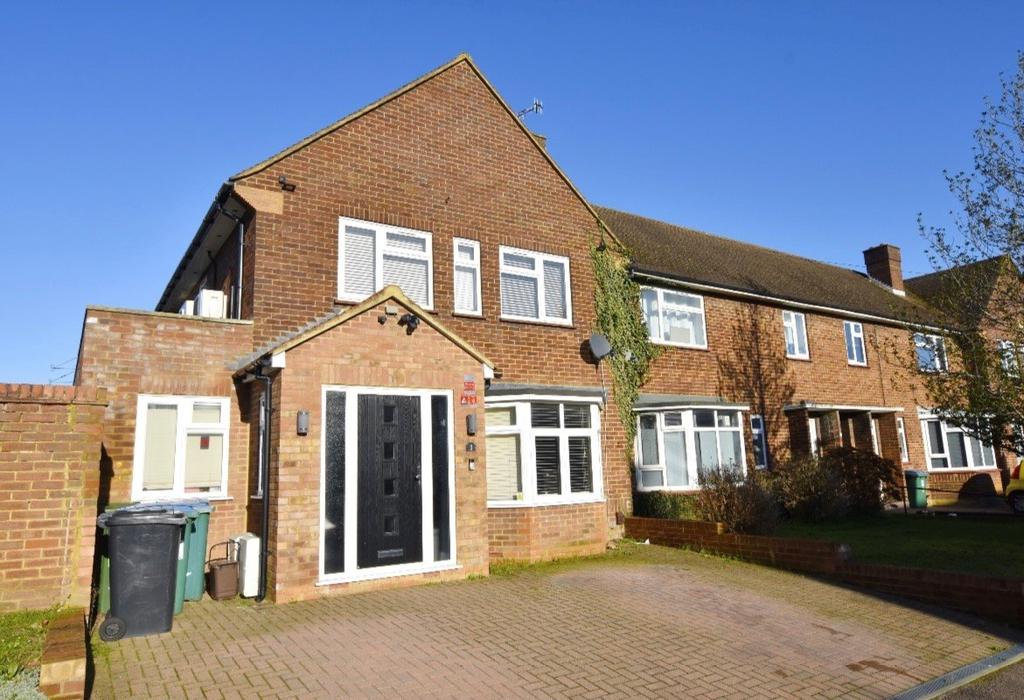 Bovingdon Crescent, Watford... 3 bed end of terrace house £2,500 pcm