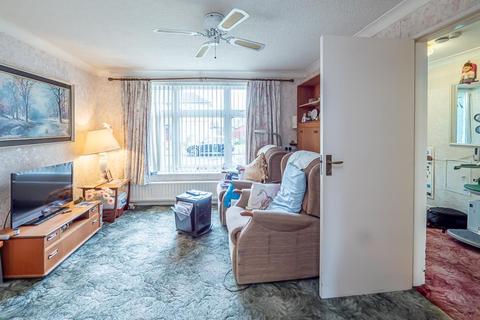 10 Gaveston Close, Byfleet, West Byfleet, KT14 7HE