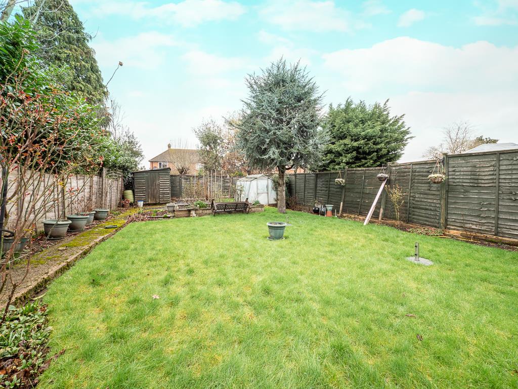 Gaveston Close, West Byfleet KT14 4 bed semi-detached house - £499,000