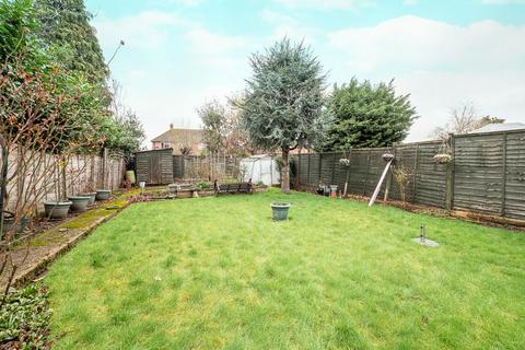 10 Gaveston Close, Byfleet, West Byfleet, KT14 7HE