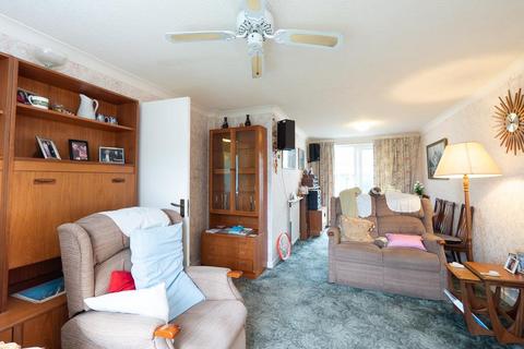 10 Gaveston Close, Byfleet, West Byfleet, KT14 7HE