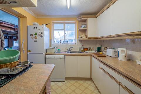 10 Gaveston Close, Byfleet, West Byfleet, KT14 7HE