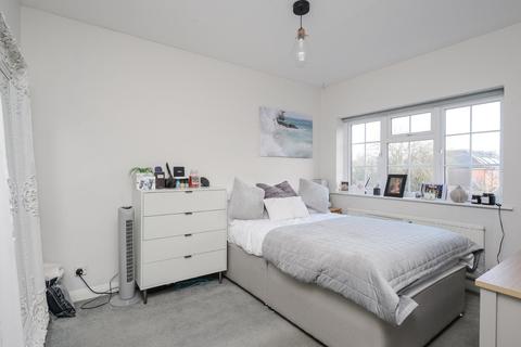 4 Farm Close, Byfleet, West Byfleet, KT14 7PT