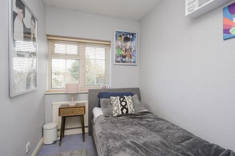 4 Farm Close, Byfleet, West Byfleet, KT14 7PT