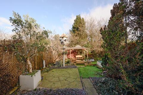 4 Farm Close, Byfleet, West Byfleet, KT14 7PT