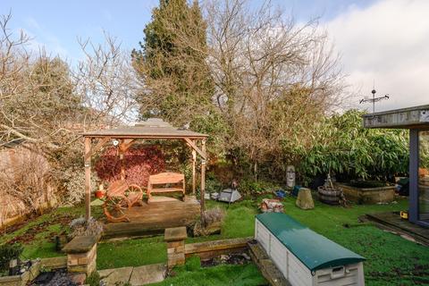 4 Farm Close, Byfleet, West Byfleet, KT14 7PT