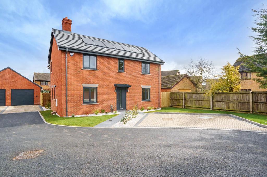 Bedford Road, Wootton, Bedford 4 bed detached house £600,000