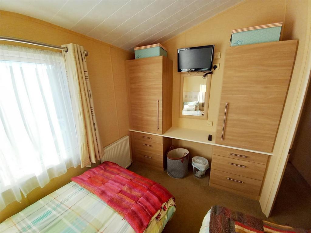 Bed 1 wardrobes 20221122 093119.jpg